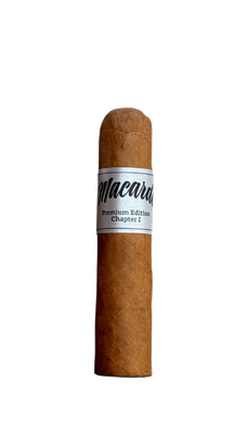 Eine Macardo Chapter 1 Short Robusto Zigarre, vertikal auf weißem Hintergrund. Hellbraunes Connecticut Shade Deckblatt, silberne Banderole mit "Macardo" in Schreibschrift und "Premium Edition Chapter I". Kompakt, handgefertigt.